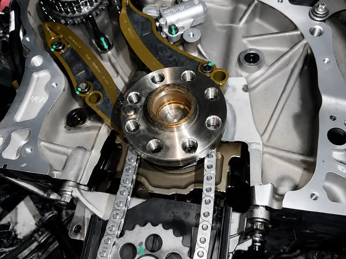 Façade moteur BMW ouverte avec chaîne de distribution neuve installée