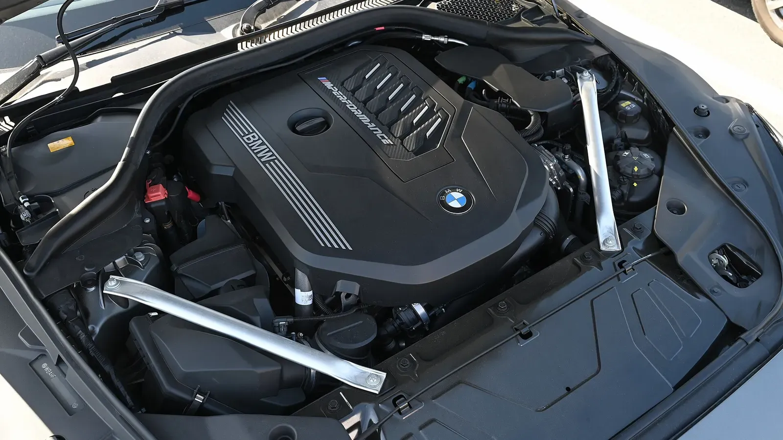 Moteur six cylindres BMW B58 turbo dans le compartiment moteur d'une BMW Z4 M40i